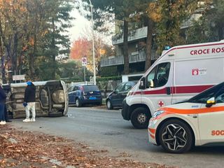 L'auto che si è ribaltata in via Ippolito Nievo a Busto