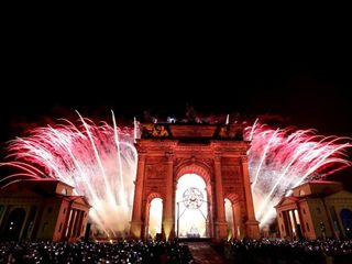 Lo spettacolo all'Arco della Pace a Milano