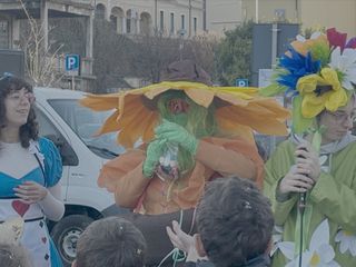 La maschera misteriosa... (sorpresa, sotto c'è il sindaco Cristina Borroni)