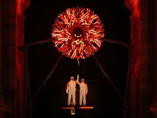 Tomba e Compagnoni ultimi tedofori a Milano