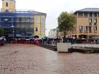 L'attesa in piazza Santa Maria