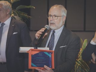 La consegna del premio al Dottor Di Lucca
