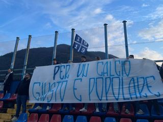 Lo striscione esposto dagli ultras tigrotti al seguito della squadra: “Per un calcio giusto e popolare”