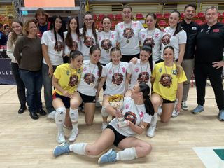 La festa del liceo Pantani e la foto di squadra