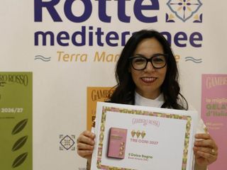 Lucia Sapia ha ricevuto il premio alla stazione Marittima di Napoli Lucia Sapia ha ricevuto il premio alla stazione Marittima di Napoli