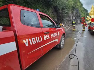 Smottamenti in provincia di Como sulla Regina qui e nella foto successiva Smottamenti in provincia di Como sulla Regina qui e nella foto successiva