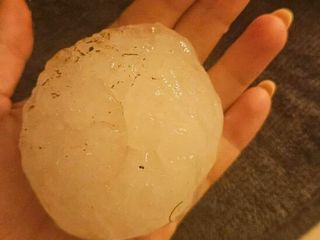 Una palla di grandine caduta in Brianza nella notta (foto via social) Una palla di grandine caduta in Brianza nella notta (foto via social)