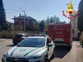 L'intervento dei vigili del fuoco e della polizia locale a Gallarate per il crollo di calcinacci in corso Sempione