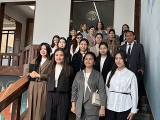 Le studentesse con la delegazione uzbeka e le professoresse Insubria Paola Biavaschi, Alessandra Vicentini e Farian Sabahi