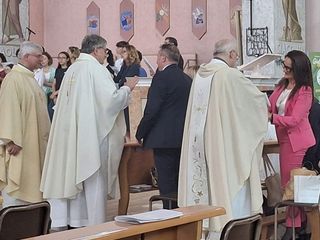 Lo scambio del segno di pace, con i sacerdoti e i familiari, durante la messa Lo scambio del segno di pace, con i sacerdoti e i familiari, durante la messa