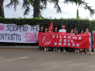 La protesta dei lavoratori all'hotel Mo.Om di Olgiate Olona La protesta dei lavoratori all'hotel Mo.Om di Olgiate Olona