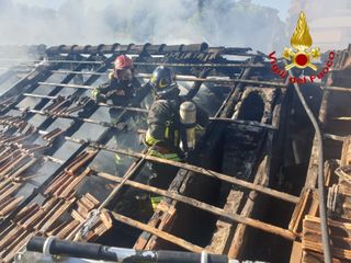 L'intervento dei vigili del fuoco per spegnere l'incendio che ha riguardato il tetto di un edificio di quattro piani in via Maspero a Varese