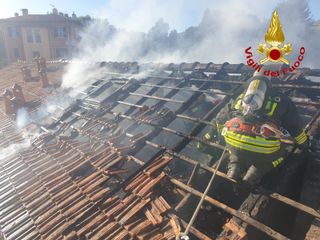 L'intervento dei vigili del fuoco per spegnere l'incendio che ha riguardato il tetto di un edificio di quattro piani in via Maspero a Varese