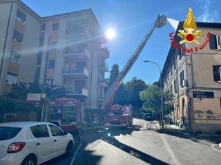 L'intervento dei vigili del fuoco per spegnere l'incendio che ha riguardato il tetto di un edificio di quattro piani in via Maspero a Varese