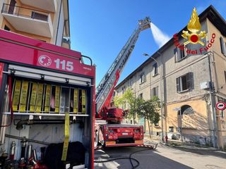 L'intervento dei vigili del fuoco per spegnere l'incendio che ha riguardato il tetto di un edificio di quattro piani in via Maspero a Varese
