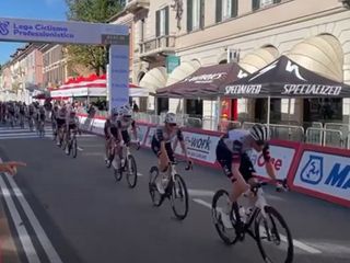 Il passaggio del gruppo sul traguardo in via Sacco