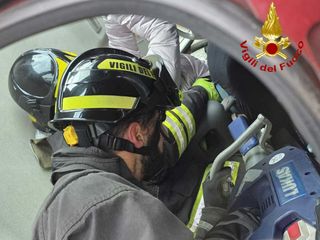 Le immagini dell'incidente di Solbiate Arno dove un'auto si è ribaltata