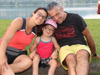 Ancora Daniela e Andrea con Martina felici a bordo lago