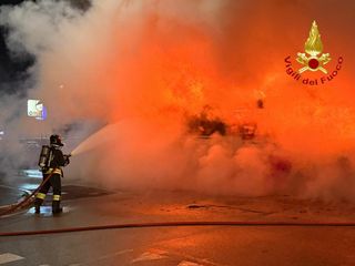 L'autobus in fiamme a Sesto San Giovanni e l'intervento dei vigili del fuoco L'autobus in fiamme a Sesto San Giovanni e l'intervento dei vigili del fuoco