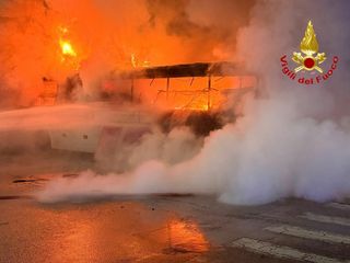 L'autobus in fiamme a Sesto San Giovanni e l'intervento dei vigili del fuoco L'autobus in fiamme a Sesto San Giovanni e l'intervento dei vigili del fuoco