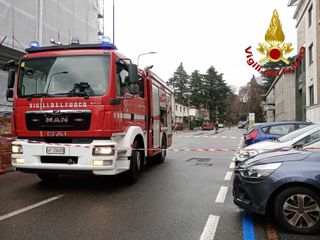 Vigili del fuoco in azione in via Monterosa a Varese per la fuga di gas