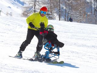 Papà Andrea scia con la sua Martina