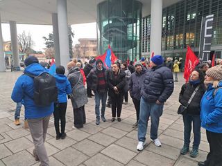 La manifestazione di protesta dei lavoratori della Beko in piazza al Pirellone