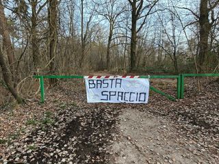 I cartelli comparsi nei boschi dello spaccio a Morazzone I cartelli comparsi nei boschi dello spaccio a Morazzone