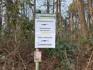 I cartelli comparsi nei boschi dello spaccio a Morazzone I cartelli comparsi nei boschi dello spaccio a Morazzone