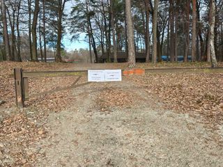 I cartelli comparsi nei boschi dello spaccio a Morazzone I cartelli comparsi nei boschi dello spaccio a Morazzone