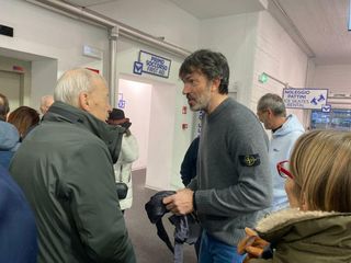 Andrea Meneghin e Aldo Ossola, due tedofori all'Acinque Ice Arena Andrea Meneghin e Aldo Ossola, due tedofori all'Acinque Ice Arena