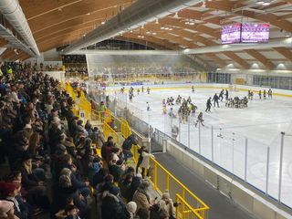 L'Acinque Ice Arena piena per l'arrivo della fiaccola olimpica L'Acinque Ice Arena piena per l'arrivo della fiaccola olimpica