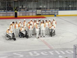 La fiamma olimpica è stata accesa a Varese, al centro del palaghiaccio. Un momento storico, irripetibile La fiamma olimpica è stata accesa a Varese, al centro del palaghiaccio. Un momento storico, irripetibile