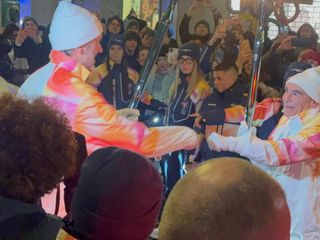 Andrea Meneghin riceve la fiaccola olimpica dall'eroe dell'hockey Jim Corsi Andrea Meneghin riceve la fiaccola olimpica dall'eroe dell'hockey Jim Corsi