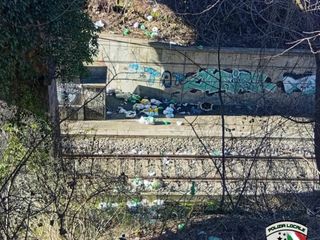 Il materiale rinvenuto dalla polizia locale di Vergiate