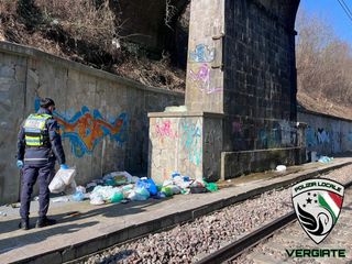 Il materiale rinvenuto dalla polizia locale di Vergiate