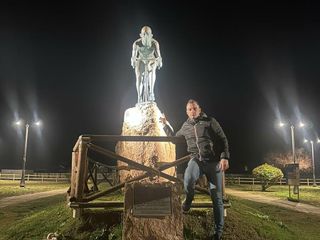 Martino davanti al monumento dedicato a Pantani sul lungomare di Cesenatico