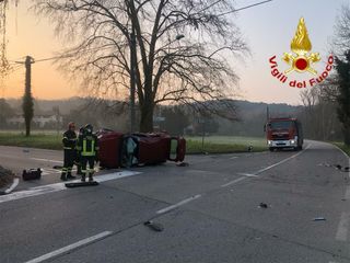 Le immagini dell'incidente di domenica mattina a Brebbia sulla Sp69 all'incrocio con via Pasubio