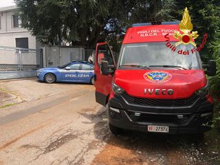 Le operazioni condotte dai vigili del fuoco di Varese in via Per Schianno