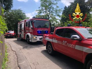 Le operazioni condotte dai vigili del fuoco di Varese in via Per Schianno