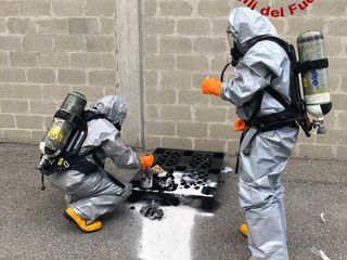 Le operazioni condotte dai vigili del fuoco di Varese in via Per Schianno