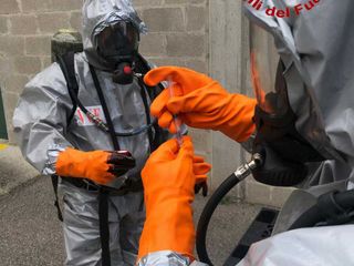 Le operazioni condotte dai vigili del fuoco di Varese in via Per Schianno