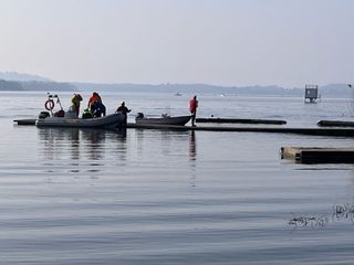 I soccorsi in azione alla Canottieri Varese per soccorrere la persona precipitata nel lago con un aliante