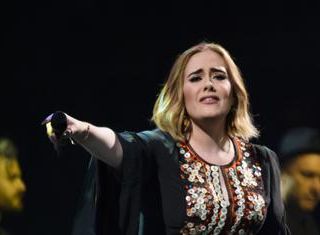 Adele si commuove a Las Vegas: &quot;Mi mancherete terribilmente&quot;