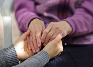 Caregiver, quasi il 70% dei lavoratori italiani ha un carico di cura