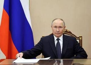 Putin in cattedra: i manuali delle medie che cancellano l'Ucraina Putin in cattedra: i manuali delle medie che cancellano l'Ucraina