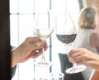 A cena con un'altra donna, moglie lo scopre da video spot ristorante e lo lascia A cena con un'altra donna, moglie lo scopre da video spot ristorante e lo lascia