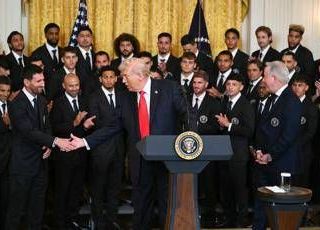 Iran, Trump avanti tutta: "Teheran vuole accordo ma è troppo tardi"