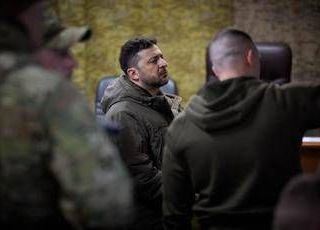 Ucraina, Zelensky in visita nel Donetsk: "Russia prepara offensiva primavera"