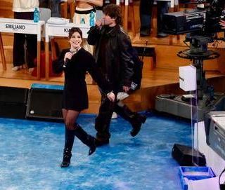 Amici, oggi domenica 8 marzo: Emma e Rkomi ospiti